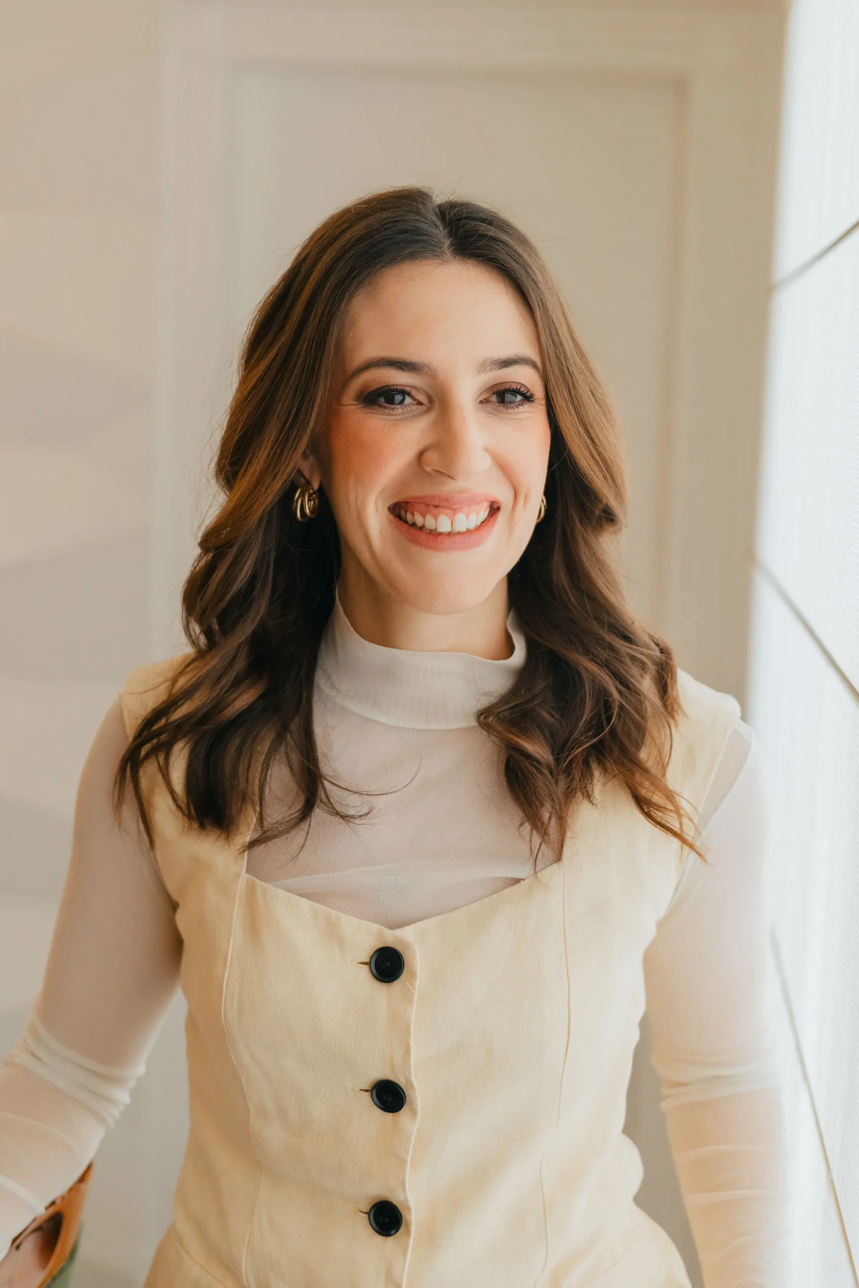 Dra. Mika Zanetti durante atendimento pediátrico